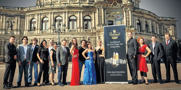 Aktuelle und ehemalige Mitglieder des Jungen Ensembles der Semperoper, gefördert von Radeberger