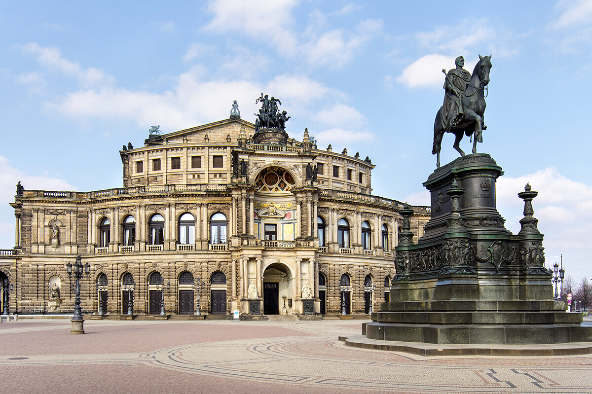 Semperoper am Theaterplatz mit König-Johann-Denkmal