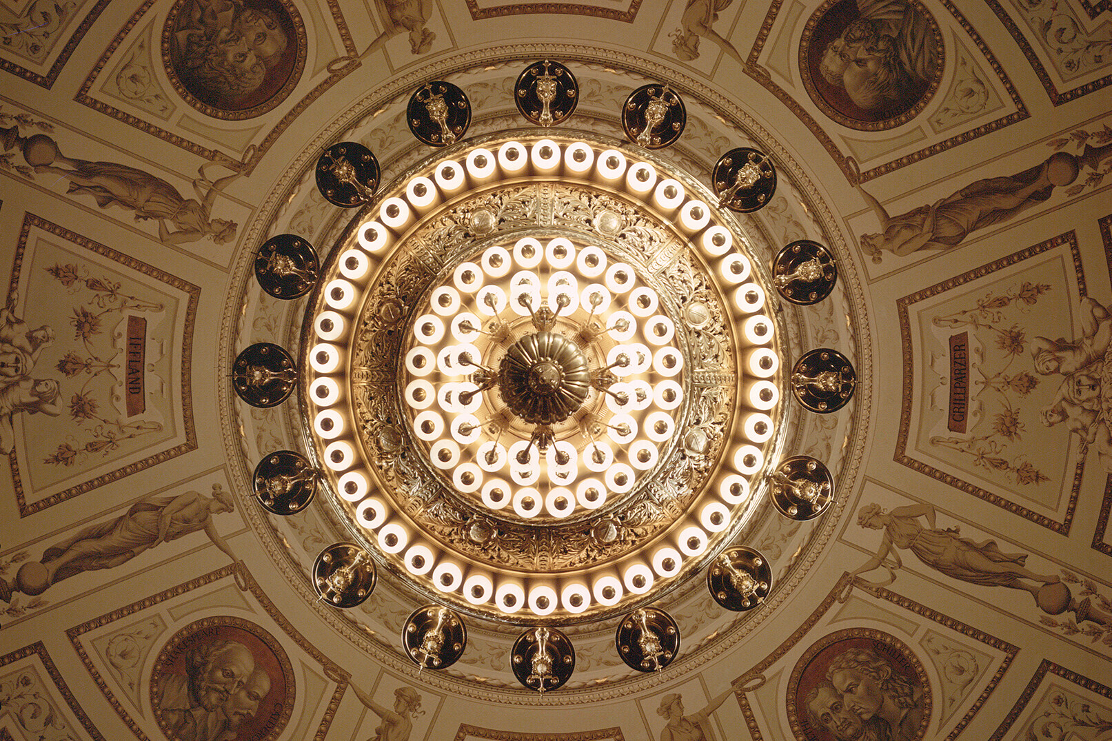 Kronleuchter der Semperoper © Semperoper Dresden/Matthias Creutziger Kronleuchter der Semperoper