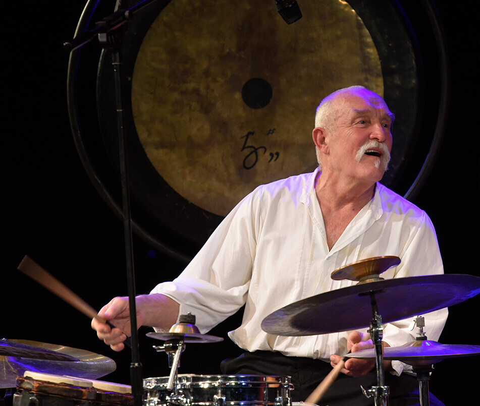 Günter Baby Sommer an seinem Schlagzeug