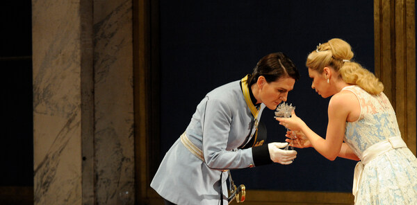 Szene aus "Der Rosenkavalier": Eine Sängerin hält einem Sänger eine Blume hin, dieser richt daran