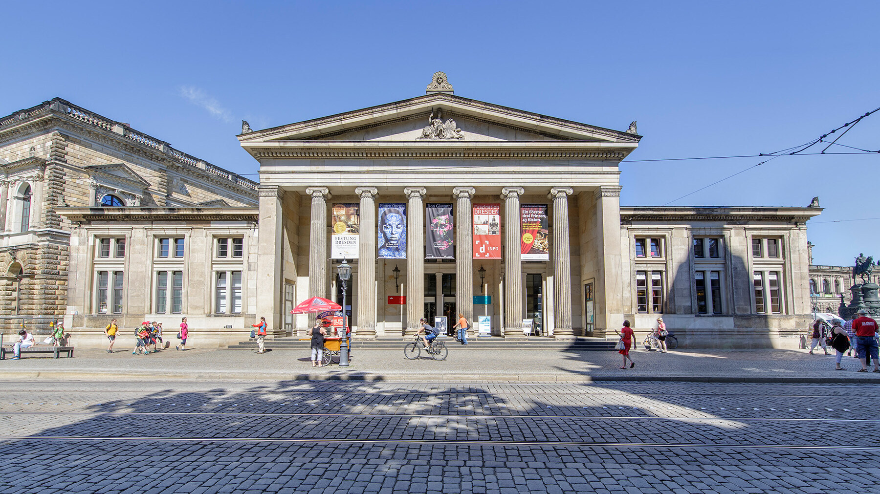 Tageskasse der Semperoper in der Schinkelwache am Theaterplatz