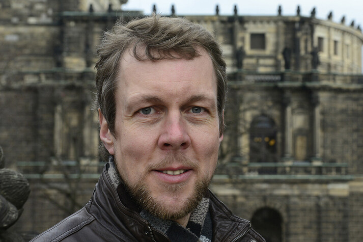 Georg Zeppenfeld vor der Semperoper