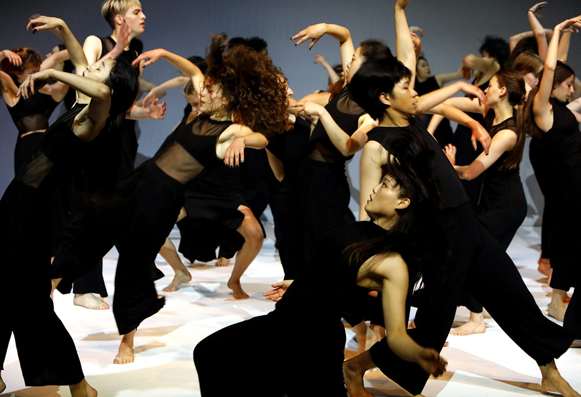 Szenenbild von „Colossus“ mit der Stephanie Lake Company 