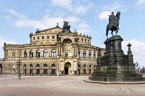 Semperoper am Theaterplatz mit König-Johann-Denkmal