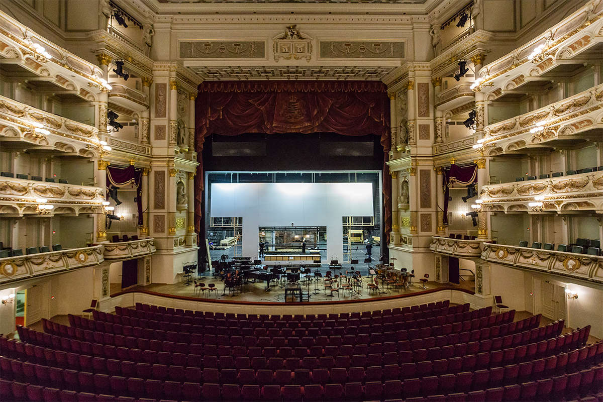 Blick vom Zuschauerraum auf die offene Bühne der Semperoper