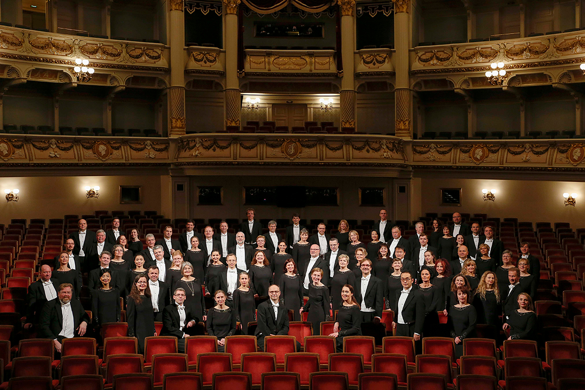 Der Sächsische Staatsopernchor Dresden im Zuschauerraum der Semperoper